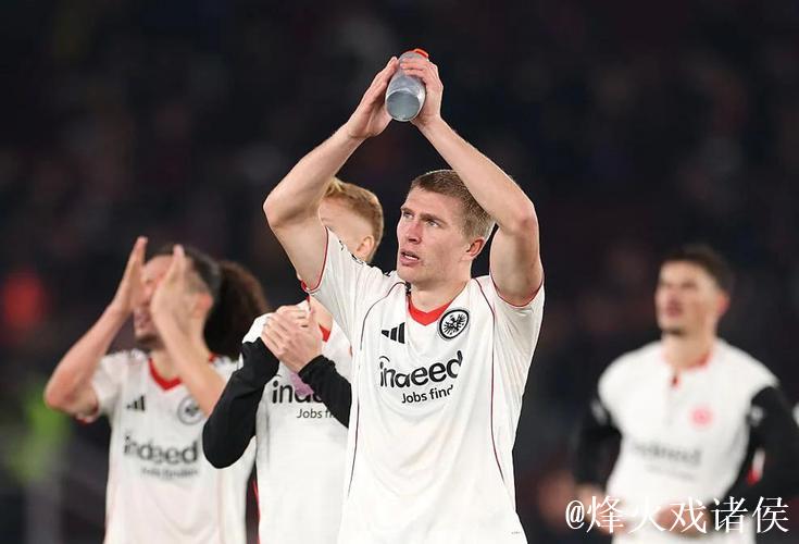 法兰克福后卫:巴萨的打法极具冒险精神,让人印象深刻 法兰克福后卫:巴萨的打法极具冒险精神,让人印象深刻